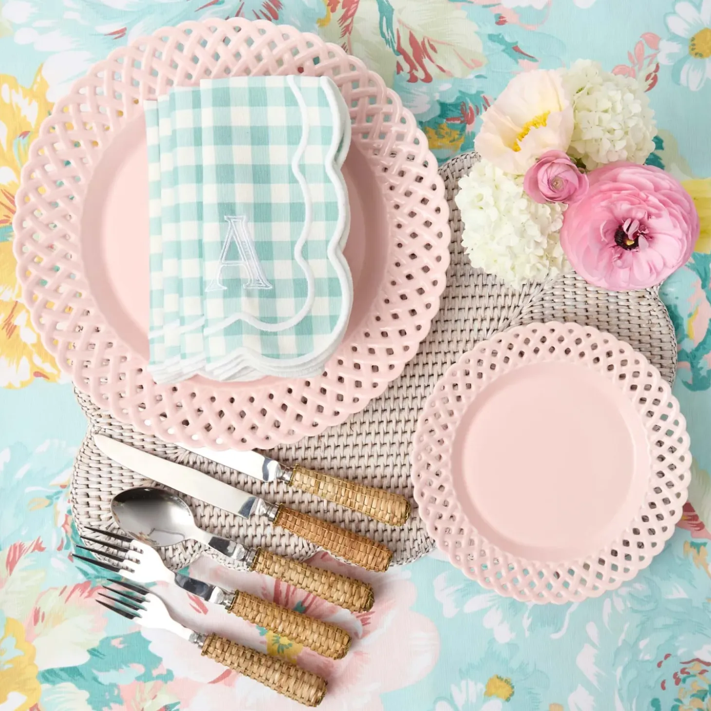 White Rectangular Scalloped Rattan Placemats (Set of 4)